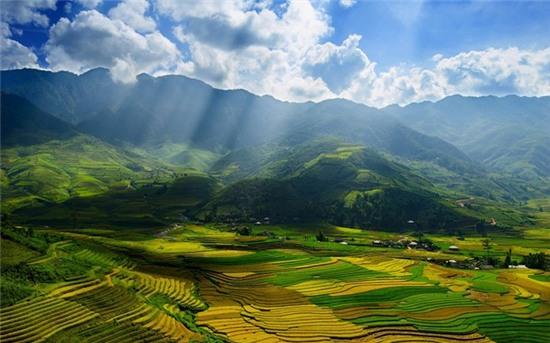Nằm ở tỉnh Yên Bái, vùng đông bắc Việt Nam, cách mực nước biển khoảng 1.000 m là Mù Cang Chải, địa danh được nhiều du khách yêu thích với vẻ đẹp tự nhiên và văn hóa truyền thống độc đáo. 