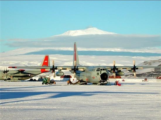 Đường băng băng giá: Đường bay Sea Ice ở Nam Cực không hề được trải nhựa và hoàn toàn bằng băng giá. Băng có thể bị nứt bất cứ lúc nào dưới sức nặng của máy bay. Khi nhiệt độ tăng làm cho băng tan, đường băng hoàn toàn biến mất và máy bay không thể hạ cánh.