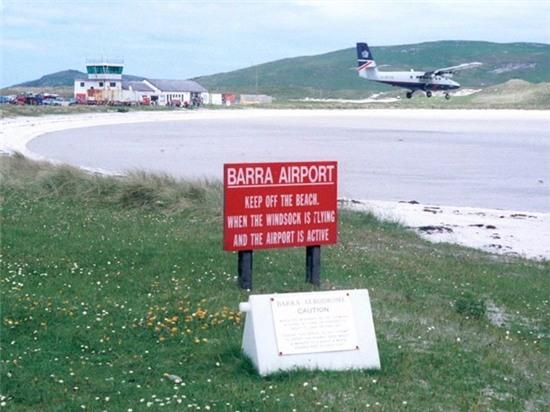 Đường băng trên bãi biển: Đường băng của sân bay Barra, Scotland nằm ngay trên bãi biển. Khi thủy triều dâng, đường băng cũng biến mất dưới làn nước. Vì vậy các máy bay phải hạ cánh dựa theo thủy triều.
