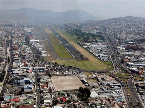 Đường băng nhiều tai nạn: Để hạ cánh xuống đường băng cao 2.850 m so với mực nước biển ở sân bay Quito, Ecuador, phi công phải bay trên những ngọn núi lửa đang hoạt động. Đây là một trong những đường băng thách thức nhất thế giới do phi công còn phải lựa qua khu dân cư đông đúc. Đã có hàng chục tai nạn hàng không xảy ra ở sân bay này.