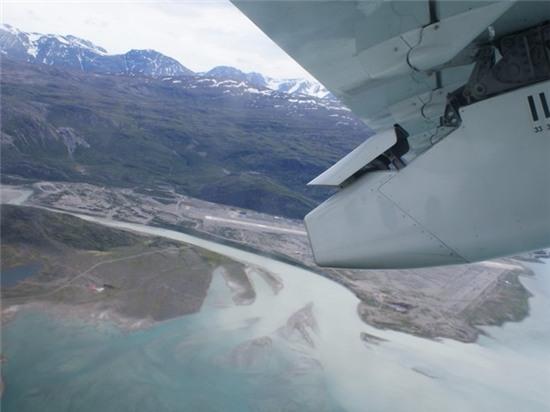 Đường băng đầy gió và băng trôi: Sân bay Narsaruaq, Greenland được bao quanh bởi những con vịnh hẹp. Bởi vậy, lúc nào gió cũng thổi mạnh khiến việc cất cánh và hạ cánh trở nên rất khó khăn và chỉ có thể thực hiện được vào ban ngày. Phi công phải thực hiện những khúc ngoặt 90 độ, cực kỳ khó nhằn khi có gió to, chưa kể phải tránh những tảng băng trôi.