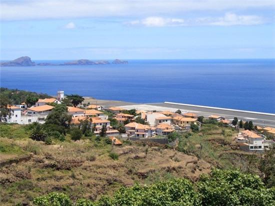 Đường băng siêu ngắn: Nổi tiếng là một trong những đường băng nguy hiểm nhất châu Âu, các phi công ở sân bay Madeira, Bồ Đào Nha phải tuyệt đối chính xác khi điều khiển máy bay giữa một bên là biển, một bên là núi đá. Đường băng ở đây rất ngắn và có gió rất mạnh. Khi cất cánh, phi công phải cho máy bay quặt qua bên phải ở phút cuối để tránh lao xuống biển Đại Tây Dương.
