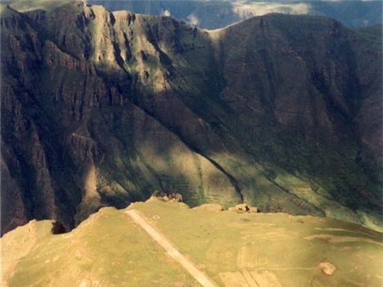 Đường băng ở Matekane Air Strip, Lesotho, châu Phi chỉ dài 396 m, với một đầu nằm sát bên mép vực. Nhiều máy bay không kịp cất cánh khỏi đường băng nhưng vẫn bay lên được sau khi lao xuống mép vực.