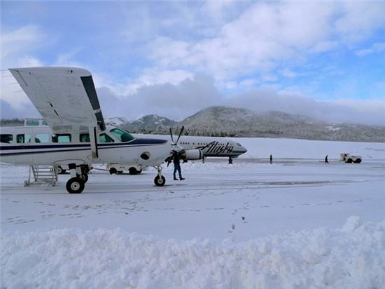 Đường băng mưa gió: Đường băng siêu ngắn ở sân bay quốc tế Ketchikan, Alaska hứng chịu lượng mưa từ 127 – 482 cm mỗi năm cùng thời tiết giá lạnh do gần những dãy núi và biển cùng những đợt gió cực mạnh. 