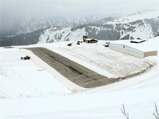 Đường băng gập ghềnh: Nằm ở thị trấn Courchevel, Pháp, sân bay này có đường băng dốc lên đồi, dài chỉ 525 m, một đầu nằm sát bên mép vực. Ở phía kia đường băng gần như dựng đứng theo sườn núi của dãy Alps. 