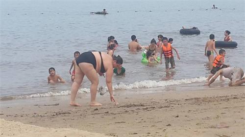 Hình ảnh nữ du khách nhặt rác trên bãi biển thu hút sự quan tâm của dân mạng.