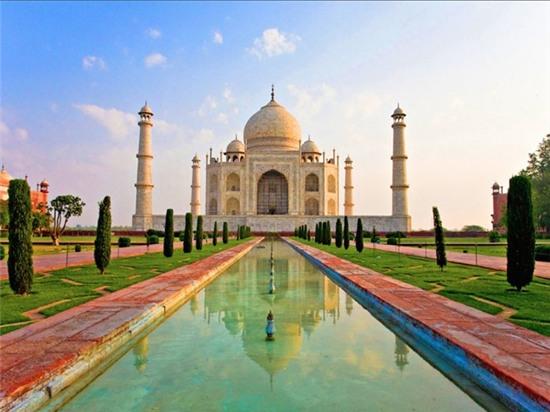 5. Đền Taj Mahal, Ấn Độ: Ngôi đền được vua Shah Jahan xây dựng Taj Mahal để tưởng nhớ người vợ thứ ba, hoàng hậu Mumtaz Mahal qua đời khi sinh đứa con thứ 14. Đền do khoảng 20.000 người xây dựng trong suốt 22 năm với kinh phí xây dựng lên tới 320 triệu rupee. Đền được làm bằng đá cẩm thạch cùng 28 loại đá quý với kiến trúc kỳ vĩ.