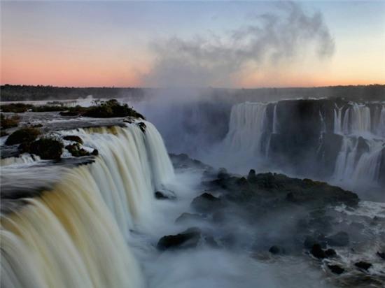 8. Thác Iguazú Falls, Brazil: Dòng thác ngoạn mục này nằm trên biên giới của hai nước Brazil và Argentina. Thác Iguazu cao và rộng hơn so với thác Niagara, với hai tầng gồm 275 thác nước lớn nhỏ đổ xuống với dạng móng ngựa. Tên thác được người bản địa Guarani gọi là Iguazu có nghĩa là “nước lớn”. 
