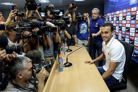 2B9F9C5D00000578-3208736-Pedro_spoke_at_Barca_s_training_ground_to_say_farewell_to_all_th-a-114_1440420542197-6abba
