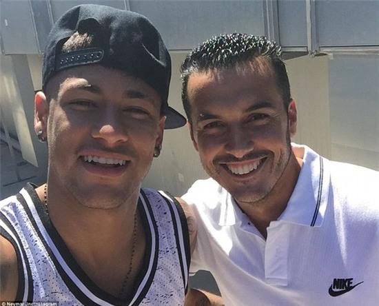 2B9F89AC00000578-3208736-Pedro_and_former_team_mate_Neymar_pose_for_a_selfie_after_being_-a-120_1440420542251-6abba