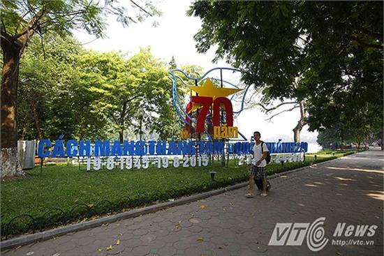 Phố phường Hà Nội ngập tràn sắc hoa mừng ngày Quốc khánh