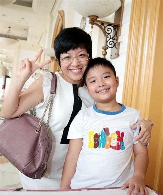 MC Thảo Vân hạnh phúc bên cậu con trai nhỏ.