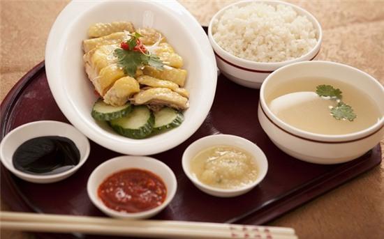 Cơm gà Hải Nam: Gà luộc vừa chín tới được ăn cùng cơm nấu bằng nước luộc gà và gừng, chấm nước sốt cay là bữa ăn hoàn hảo, vừa no lâu, vừa ngon miệng.