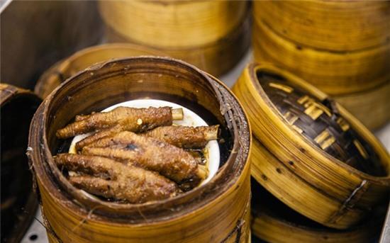 Chân gà: Đây là món ăn vặt khá phổ biến ở Trung Quốc, với nhiều cách làm khác nhau, như hấp, xào, rán...