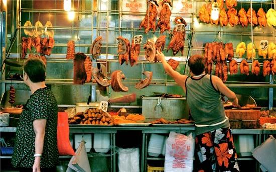 Xíu mại: Món thịt nướng Quảng Đông này là đặc sản của Hong Kong. Nếu bạn không biết phải bắt đầu từ đâu, hãy tìm một nhà hàng phục vụ lợn quay nguyên con. Họ cho gạo nếp vào trong con lợn và quay trên than hoa cho tới khi lớp da bên ngoài chín giòn.