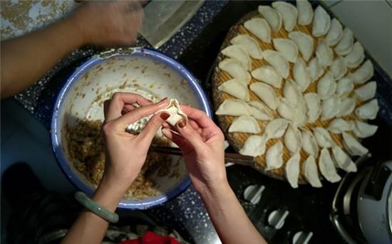 Sủi cảo: Món ăn này thường được bày bán ở Bắc Kinh vào dịp năm mới. Sủi cảo có nhiều loại, nhưng phổ biến nhất là nhân thịt lợn, bắp cải và hẹ. Sủi cảo truyền thống được hấp chín, ăn cùng xì dầu hoặc tương ớt.