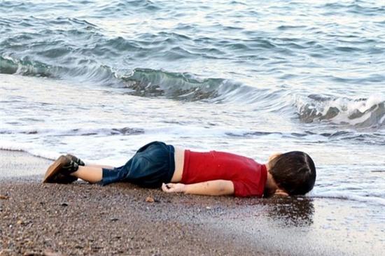 Tấm ảnh nạn nhân Syria 3 tuổi chết bên bờ biển Thổ Nhĩ Kỳ gây chấn động dư luận. Ảnh: Independent