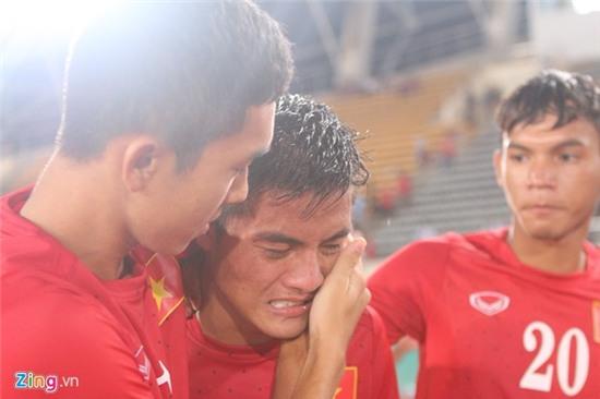 Trọng Hóa không cầm được nước mắt sau trận thua đậm 0-6 trước Thái Lan. 