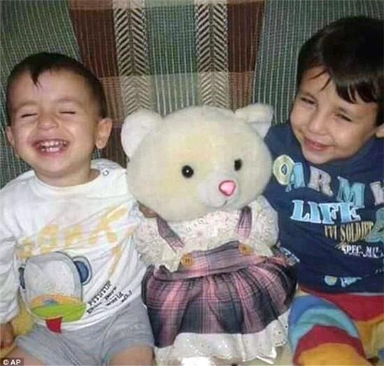 Lời cuối của bé trai Syria: 'Bố ơi, xin đừng chết!'