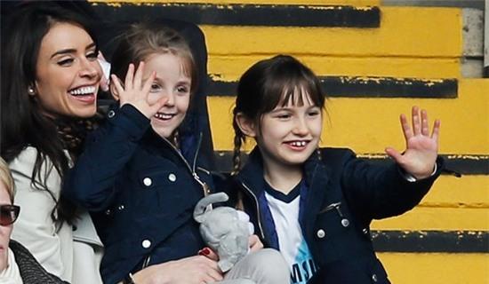 Trên Instagram, Lampard hào hứng khoe khoảnh khắc một trong hai cô con gái dạy vợ sắp cưới cách đi xe scooter.