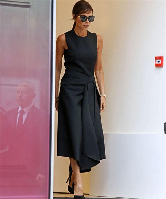 Dù gày gò, nhà thiết kế thời trang vẫn tự tin mặc 'cây đen' và tiếp tục lăng xê các mẫu váy mới.