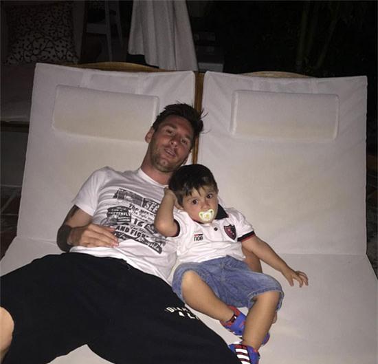 Messi và cậu con trai đầu lòng Thiago sắp tròn 3 tuổi.