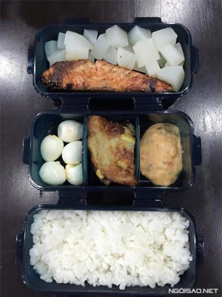 Cá hồi ướp Teryaki nướng; củ cải luộc chấm sốt Thousand Island Dressing; trứng cút luộc; cơm trắng. Bữa lót dạ: bánh khoai chuối, hạt điều.