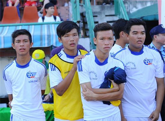 Cầu thủ trẻ làm nhiệm vụ trên sân Cao Lãnh như bị thôi miên bởi màn biểu diễn của ca sĩ Hà Nội.