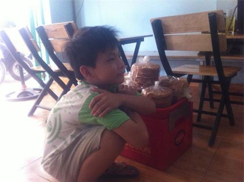 Cậu bé 11 tuổi đi bộ bán bánh để hai em được đến trường - 2