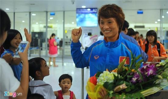 Nữ tuyển thủ vui mừng trở về sau trận thắng Thái Lan
