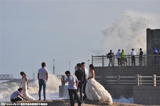 Cố tình ra biển ngày bão chụp ảnh cưới để thử thách tình yêu
