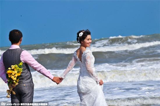 Cố tình ra biển ngày bão chụp ảnh cưới để thử thách tình yêu