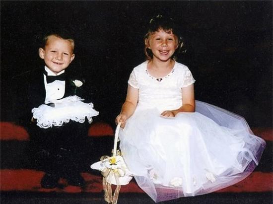 Tình yêu định mệnh của cặp đôi từng cầm hoa và nhẫn trong đám cưới 17 năm trước