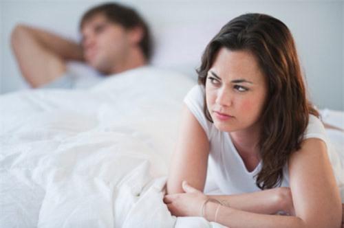 Đau khi quan hệ là một triệu chứng thường bị bỏ qua nhưng đau bụng hoặc đau vùng chậu có thể là dấu hiệu của bệnh viêm vùng chậu, nguyên nhân gây bệnh phổ biến nhất là do nhiễm chlamydia hoặc bệnh lậu.