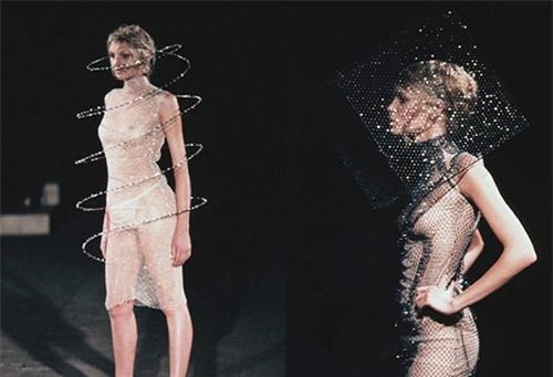 Những thiết kế đính pha lê Swarovski nằm trong bộ sưu tập 1999 nổi tiếng của Alexander McQueen