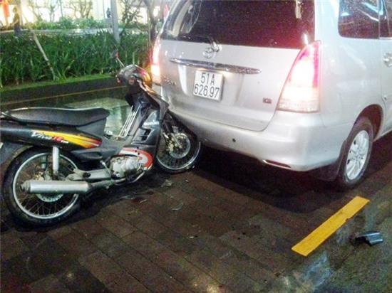 Hiện trường vụ tai nạn xe máy đâm đầu vào đuôi ô tô trên phố đi bộ Nguyễn Huệ