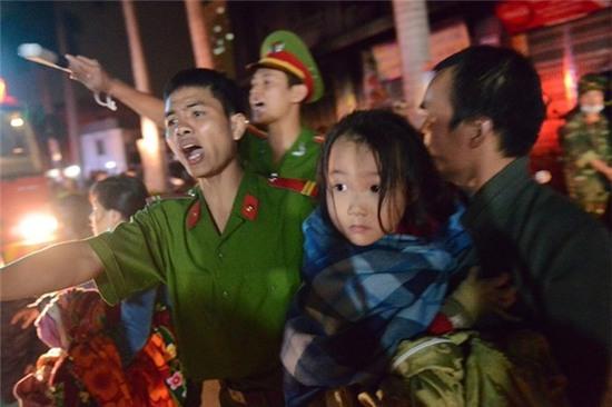  Lực lượng công an giải cứu người dân trong vụ hỏa hoạn tối 11/10 tại tòa nhà CT4 của chung cư Xa La, Hà Đông, Hà Nội. Ảnh: Anh Tuấn. 