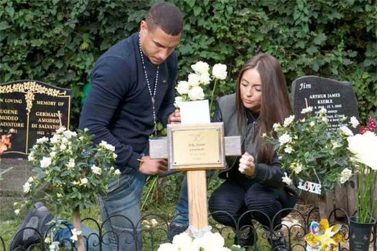 Tiền vệ Hull City và bạn gái trong một lần đi thăm mộ đứa con xấu số.
