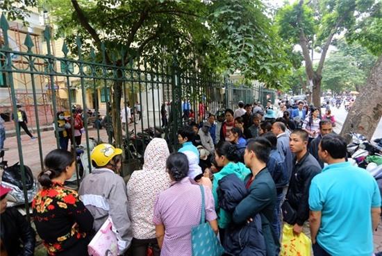Khoảng 3, 4 ngày hôm nay trước cổng bệnh viện K Hà Nội xuất hiện một người phụ nữ tầm trung tuổi ăn vận sặc sỡ tự xưng chữa được bách bệnh.