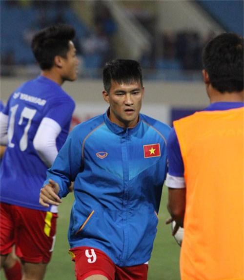 Công Vinh và các đồng đội khởi động trước trận đấu. Tiền đạo kỳ cựu vẫn được HLV Miura tin dùng trong trận đấu quan trọng với Thái Lan.