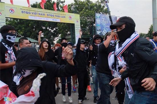 Fan Thái Lan hò reo, lấn át cổ động viên VN ở Mỹ Đình