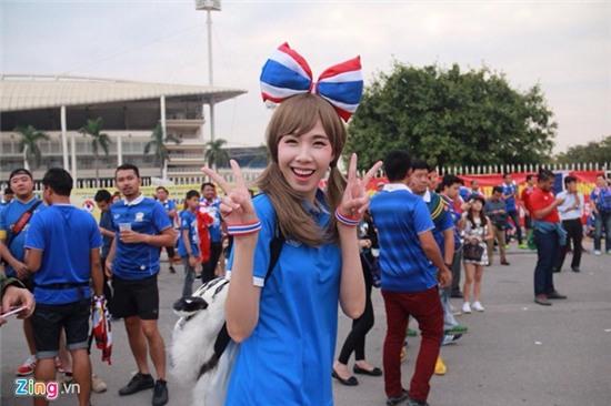 Fan Thái Lan hò reo, lấn át cổ động viên VN ở Mỹ Đình