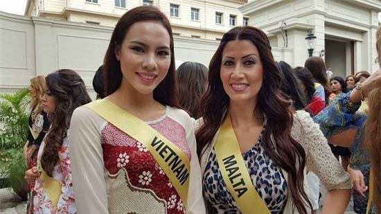 Hoa hậu Malta (bên phải) chụp ảnh cùng với đại diện Việt Nam Nguyễn Thị Lệ Quyên. Bạn có tin là hai người cùng tuổi?