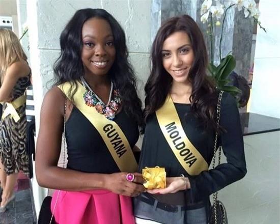 Nhan sắc Hoa hậu Guyana (Phải) khiến người khác giật mình