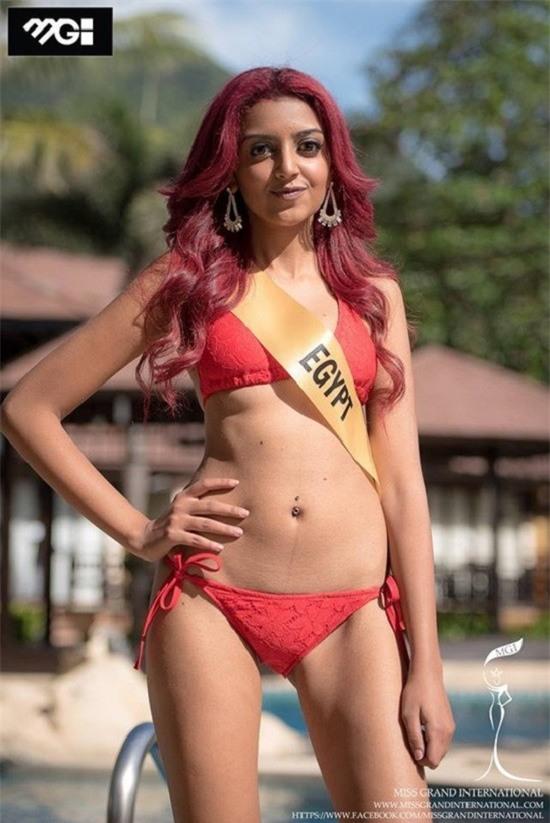 Cận cảnh mái tóc đỏ gây sốc và thân hình èo uột của Hoa hậu Ai Cập