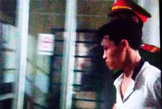  Nghi phạm Hồ chí Bảo bị bắt giữ khi đang băng bó vết thương tại bệnh viện đa khoa huyện Hướng Hóa. (Ảnh: CAND) 