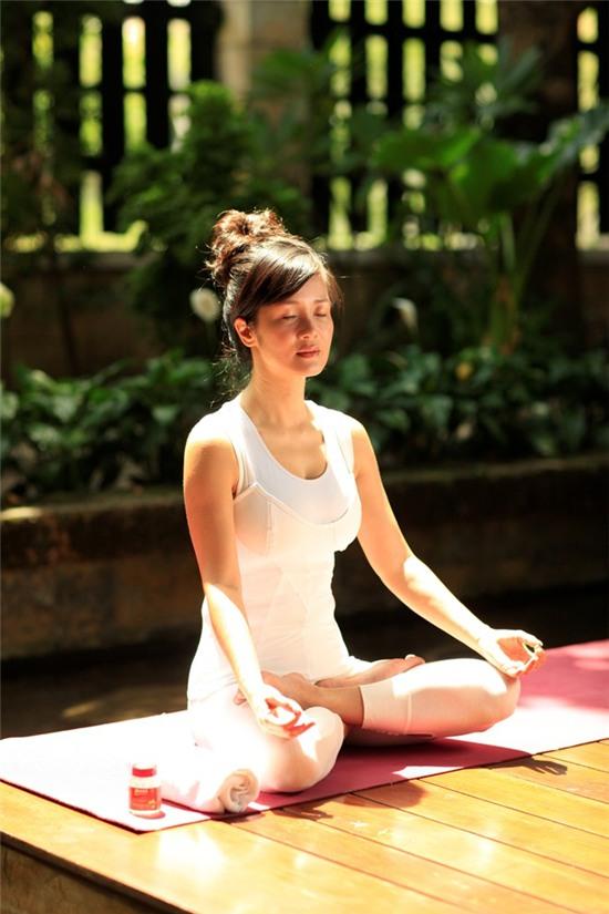 Hồng Nhung duy trì thói quen tập yoga để duy trì sức khỏe và nhan sắc.
