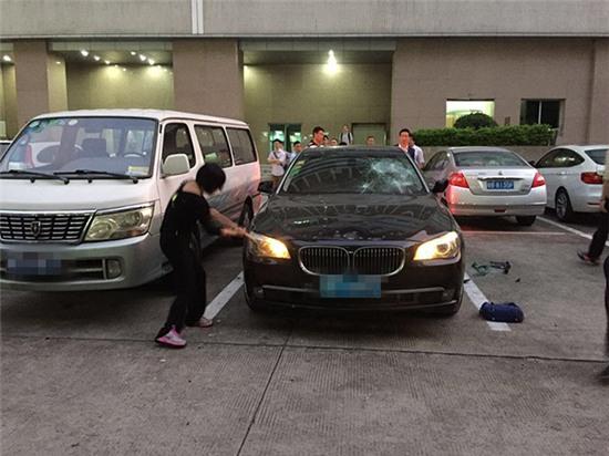  Bà Wu đập xe để hả giận sau khi phát hiện chồng ngoại tình. 
