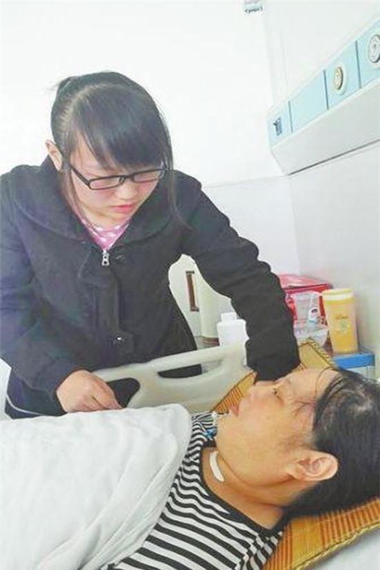 Cảm động cô gái trẻ chăm sóc mẹ bại liệt từ khi mới 4 tuổi