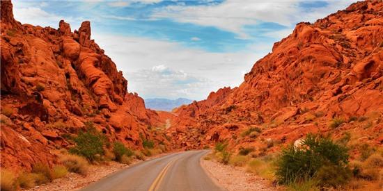 The Valley of Fire Road ở đèo Nevada là con đường băng qua rất nhiều những khối đá đỏ rực. Khi mặt trời chiếu xuống, khu vực này trông rực rỡ như một chảo lửa.